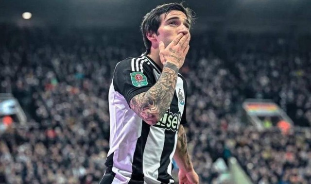 纽卡神奇逆袭！欧冠+奖杯双收，托纳利留队成关键？